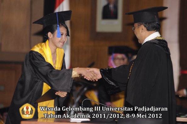 wisuda-unpad-gel-iii-2011_2012-fakultas-isip-oleh-rektor-095