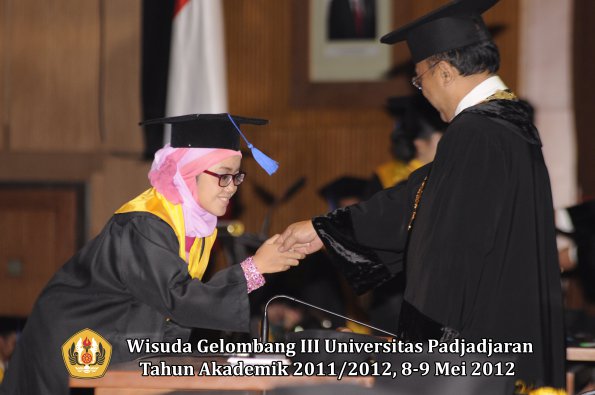 wisuda-unpad-gel-iii-2011_2012-fakultas-isip-oleh-rektor-096