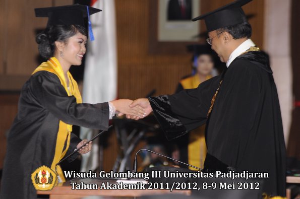 wisuda-unpad-gel-iii-2011_2012-fakultas-isip-oleh-rektor-097