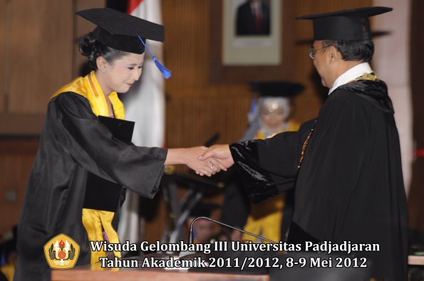 wisuda-unpad-gel-iii-2011_2012-fakultas-isip-oleh-rektor-098