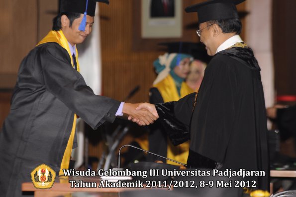 wisuda-unpad-gel-iii-2011_2012-fakultas-isip-oleh-rektor-100