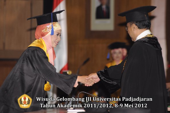 wisuda-unpad-gel-iii-2011_2012-fakultas-isip-oleh-rektor-102