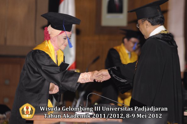 wisuda-unpad-gel-iii-2011_2012-fakultas-isip-oleh-rektor-103