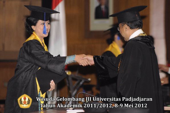 wisuda-unpad-gel-iii-2011_2012-fakultas-isip-oleh-rektor-108