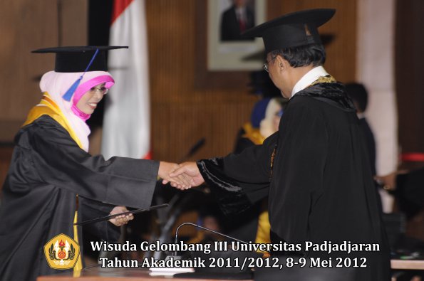 wisuda-unpad-gel-iii-2011_2012-fakultas-isip-oleh-rektor-111