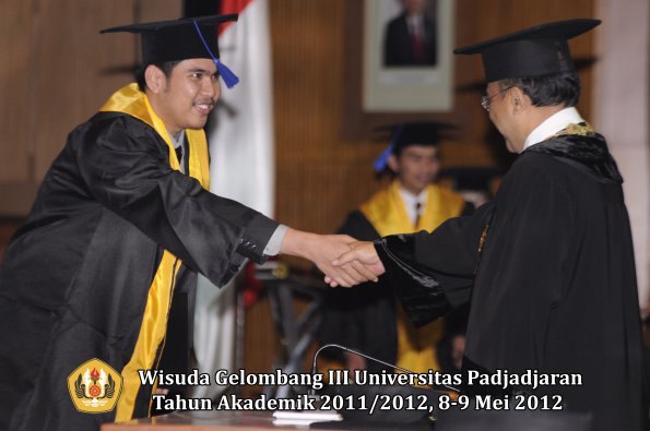 wisuda-unpad-gel-iii-2011_2012-fakultas-isip-oleh-rektor-121