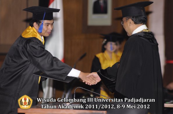 wisuda-unpad-gel-iii-2011_2012-fakultas-isip-oleh-rektor-122