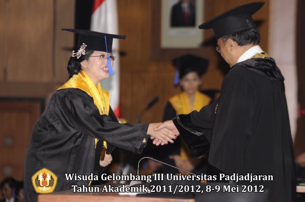 wisuda-unpad-gel-iii-2011_2012-fakultas-isip-oleh-rektor-123