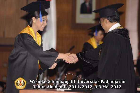 wisuda-unpad-gel-iii-2011_2012-fakultas-isip-oleh-rektor-124