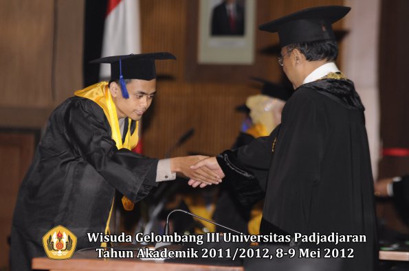 wisuda-unpad-gel-iii-2011_2012-fakultas-isip-oleh-rektor-125