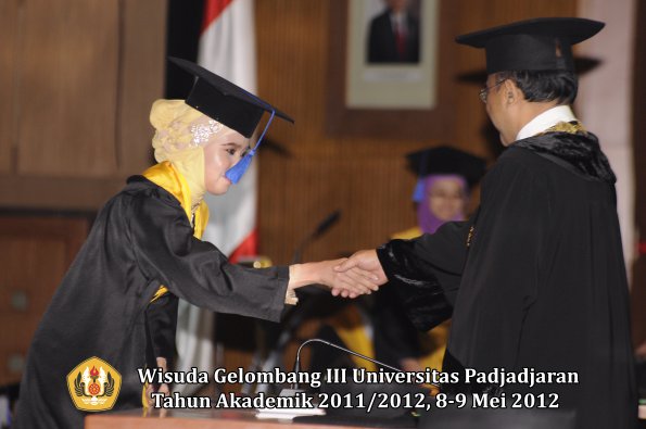 wisuda-unpad-gel-iii-2011_2012-fakultas-isip-oleh-rektor-126