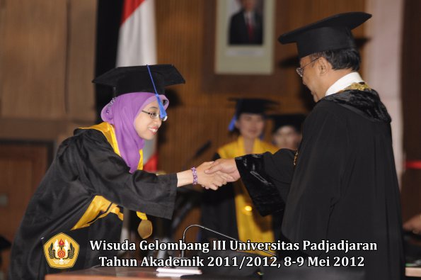 wisuda-unpad-gel-iii-2011_2012-fakultas-isip-oleh-rektor-127