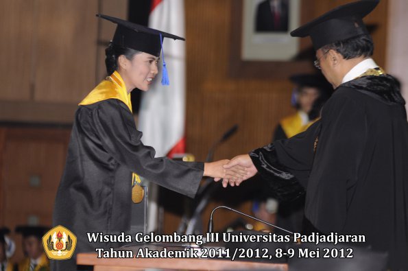 wisuda-unpad-gel-iii-2011_2012-fakultas-isip-oleh-rektor-128