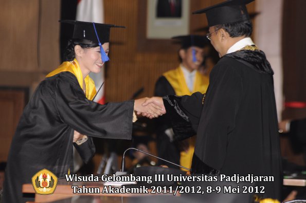 wisuda-unpad-gel-iii-2011_2012-fakultas-isip-oleh-rektor-129