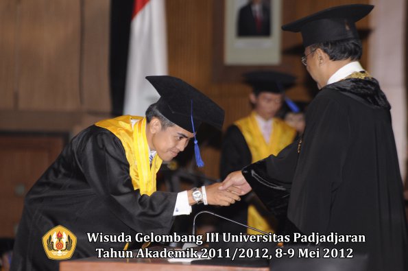 wisuda-unpad-gel-iii-2011_2012-fakultas-isip-oleh-rektor-130