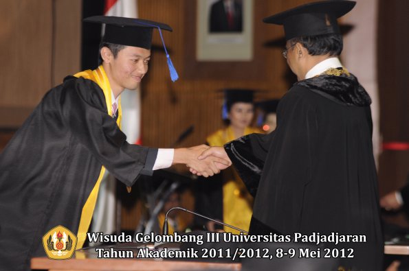 wisuda-unpad-gel-iii-2011_2012-fakultas-isip-oleh-rektor-131