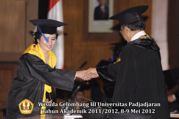 wisuda-unpad-gel-iii-2011_2012-fakultas-isip-oleh-rektor-132