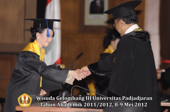 wisuda-unpad-gel-iii-2011_2012-fakultas-isip-oleh-rektor-133