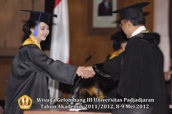 wisuda-unpad-gel-iii-2011_2012-fakultas-isip-oleh-rektor-134