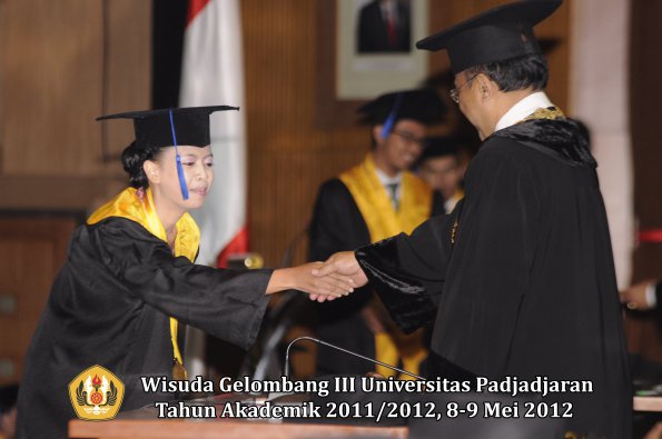 wisuda-unpad-gel-iii-2011_2012-fakultas-isip-oleh-rektor-135