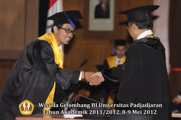 wisuda-unpad-gel-iii-2011_2012-fakultas-isip-oleh-rektor-136