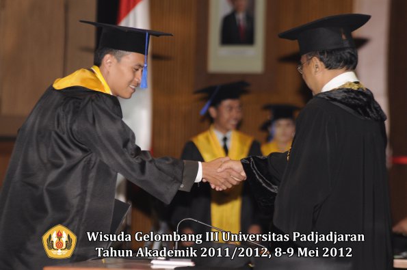 wisuda-unpad-gel-iii-2011_2012-fakultas-isip-oleh-rektor-137