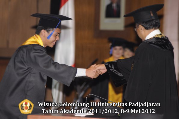 wisuda-unpad-gel-iii-2011_2012-fakultas-isip-oleh-rektor-138