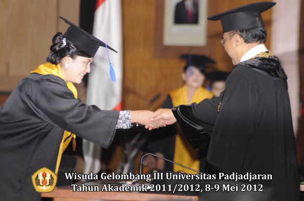 wisuda-unpad-gel-iii-2011_2012-fakultas-isip-oleh-rektor-139