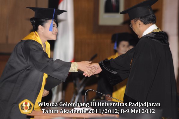 wisuda-unpad-gel-iii-2011_2012-fakultas-isip-oleh-rektor-140