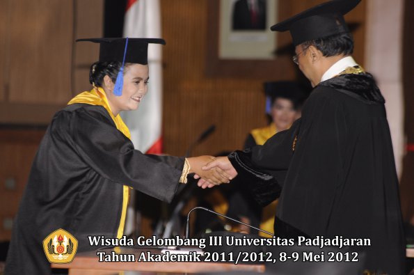 wisuda-unpad-gel-iii-2011_2012-fakultas-isip-oleh-rektor-141