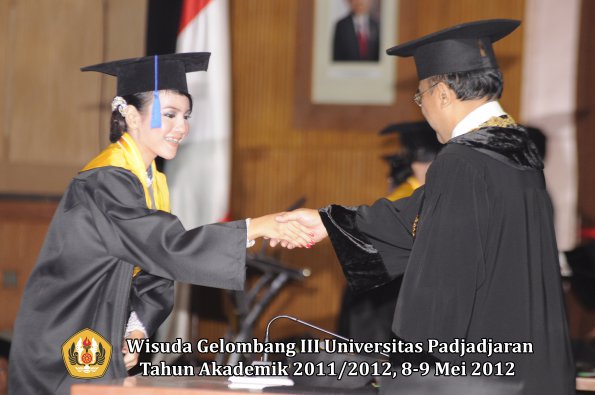 wisuda-unpad-gel-iii-2011_2012-fakultas-isip-oleh-rektor-142