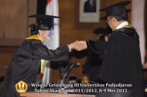 wisuda-unpad-gel-iii-2011_2012-fakultas-isip-oleh-rektor-143