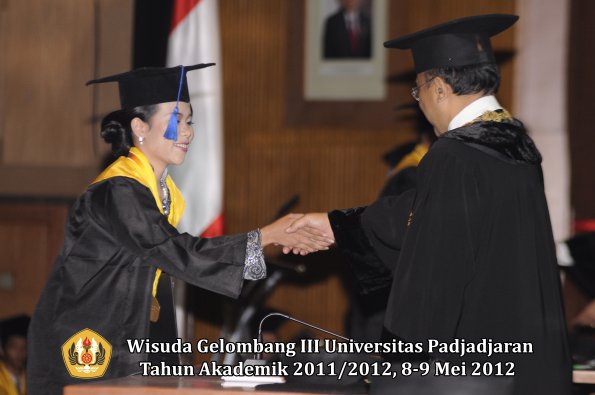 wisuda-unpad-gel-iii-2011_2012-fakultas-isip-oleh-rektor-144