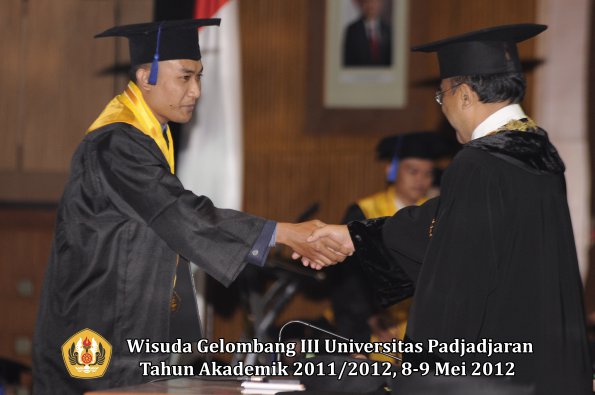 wisuda-unpad-gel-iii-2011_2012-fakultas-isip-oleh-rektor-145