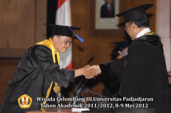 wisuda-unpad-gel-iii-2011_2012-fakultas-isip-oleh-rektor-146