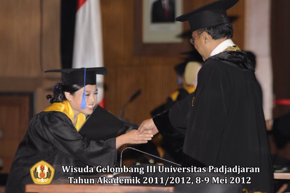 wisuda-unpad-gel-iii-2011_2012-fakultas-isip-oleh-rektor-147