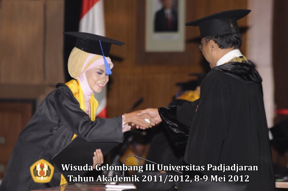 wisuda-unpad-gel-iii-2011_2012-fakultas-isip-oleh-rektor-148