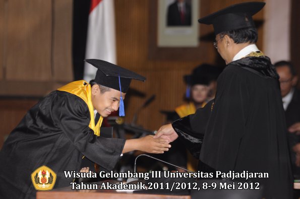 wisuda-unpad-gel-iii-2011_2012-fakultas-isip-oleh-rektor-149