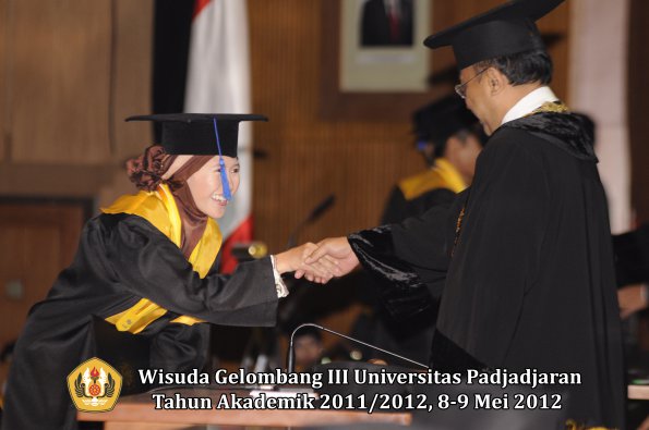 wisuda-unpad-gel-iii-2011_2012-fakultas-isip-oleh-rektor-150