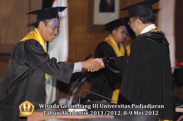 wisuda-unpad-gel-iii-2011_2012-fakultas-isip-oleh-rektor-151