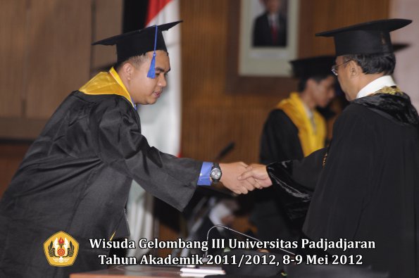 wisuda-unpad-gel-iii-2011_2012-fakultas-isip-oleh-rektor-152