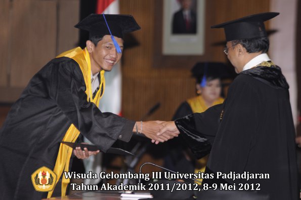 wisuda-unpad-gel-iii-2011_2012-fakultas-isip-oleh-rektor-153