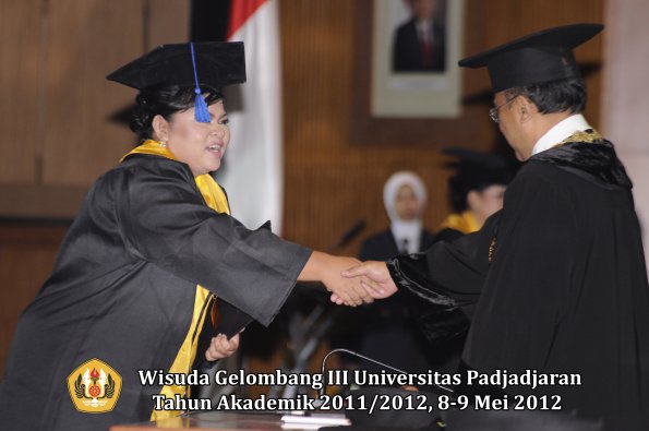 wisuda-unpad-gel-iii-2011_2012-fakultas-isip-oleh-rektor-154