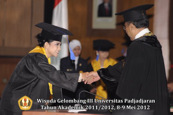 wisuda-unpad-gel-iii-2011_2012-fakultas-isip-oleh-rektor-155