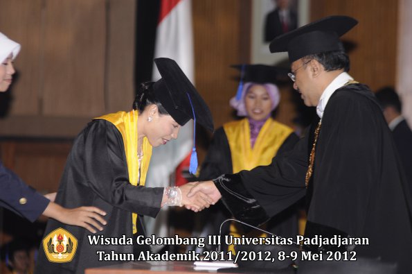 wisuda-unpad-gel-iii-2011_2012-fakultas-isip-oleh-rektor-156