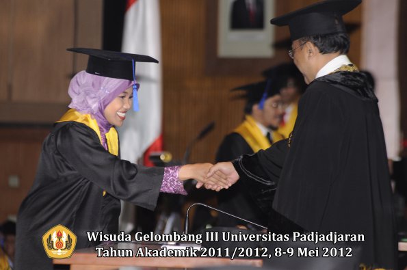 wisuda-unpad-gel-iii-2011_2012-fakultas-isip-oleh-rektor-157