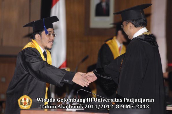 wisuda-unpad-gel-iii-2011_2012-fakultas-isip-oleh-rektor-158