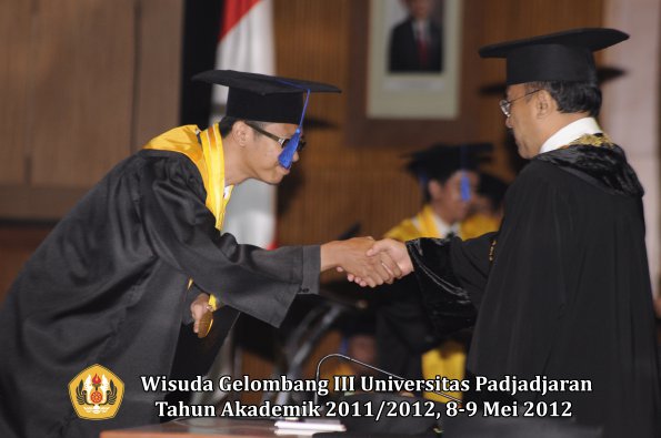 wisuda-unpad-gel-iii-2011_2012-fakultas-isip-oleh-rektor-159