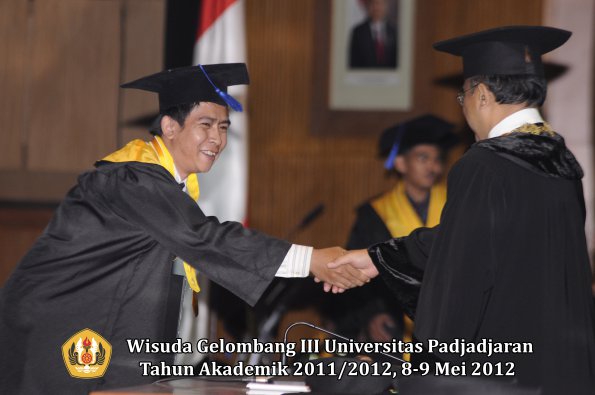 wisuda-unpad-gel-iii-2011_2012-fakultas-isip-oleh-rektor-160