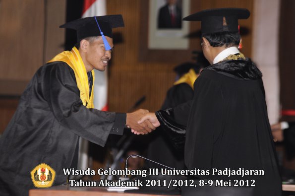 wisuda-unpad-gel-iii-2011_2012-fakultas-isip-oleh-rektor-161